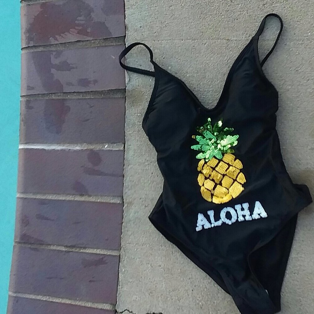 🎉10 For $10🎉NWOT Xhilaration Swimsuit.  Size XS